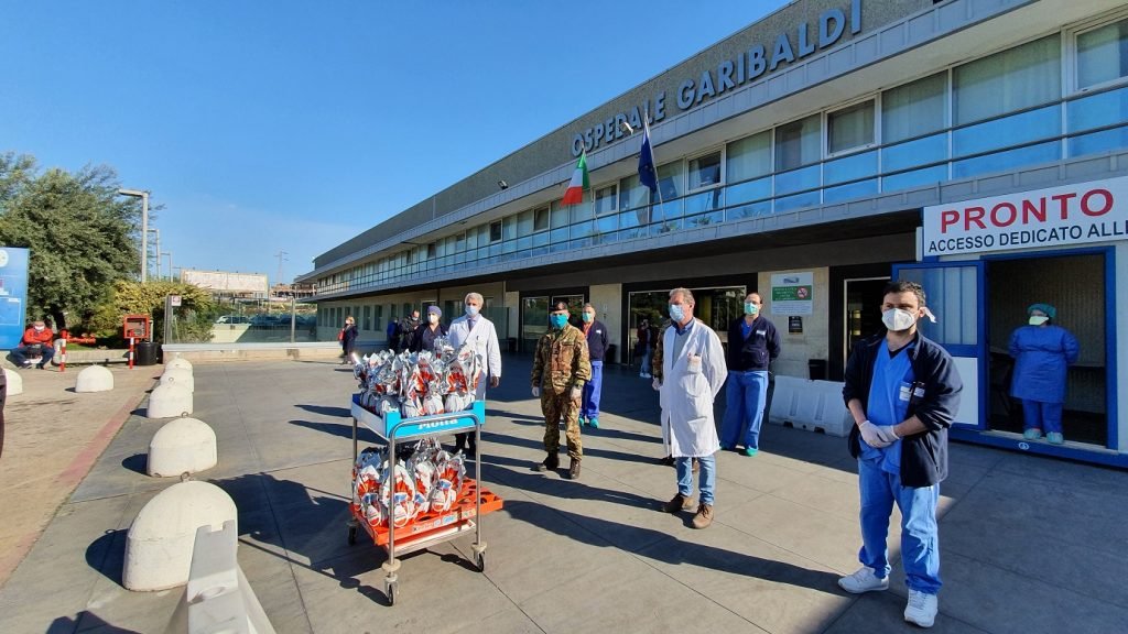 L’Esercito è solidarietà I militari dell’Esercito donano a Catania uova pasquali ai bambini dei reparti oncologici della città 5 5 foto di gruppo ospedale garibaldi nesima1