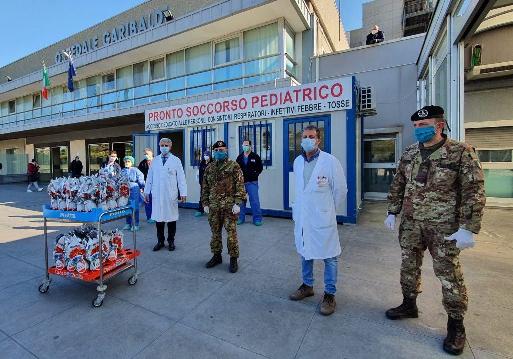 L’Esercito è solidarietà I militari dell’Esercito donano a Catania uova pasquali ai bambini dei reparti oncologici della città 6 6 foto di gruppo pronto soccorso pediatrico1