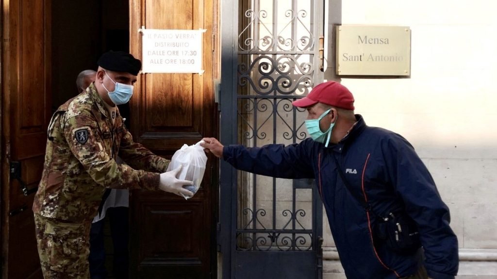 I militari dellEsercito distibuiscono pasti alla Mensa SantAntonio di Messina 1