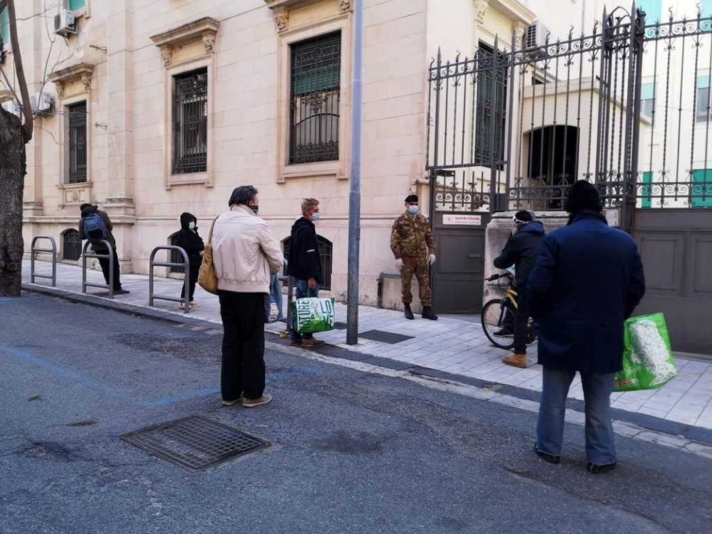 I militari dellEsercito regolano lafflusso della gente alla Mensa SantAntonio di Messina