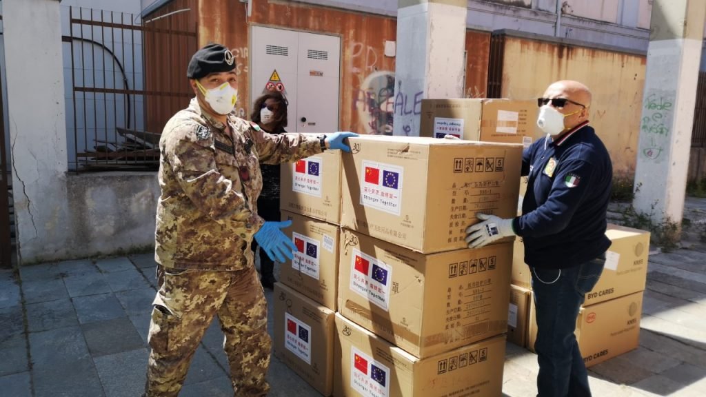 Coronavirus: l’Esercito con l' "AOSTA" in Sicilia supporta la Protezione Civile con 8 tonnellate di materiale per esigenze sanitarie 2 Il reggimento Logistico Aosta supporta la Protezione civile regionale 1