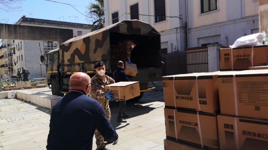 Coronavirus: l’Esercito con l' "AOSTA" in Sicilia supporta la Protezione Civile con 8 tonnellate di materiale per esigenze sanitarie 4 Il reggimento Logistico Aosta supporta la Protezione civile regionale 3