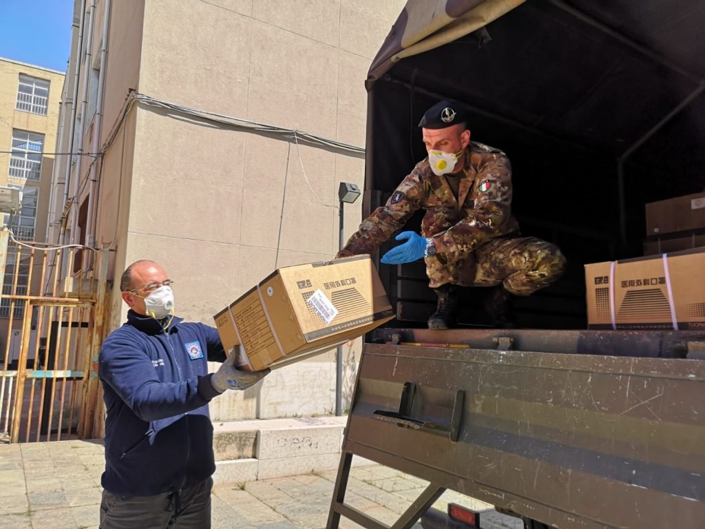 Coronavirus: l’Esercito con l' "AOSTA" in Sicilia supporta la Protezione Civile con 8 tonnellate di materiale per esigenze sanitarie 3 Il reggimento Logistico Aosta supporta la Protezione civile regionale 4