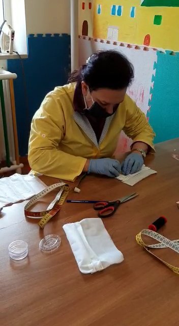 Covid 19: Messina Social City converte il laboratorio di sartoria sociale, operatrici migranti realizzano mascherine per i cittadini. 5 Sartoria sociale
