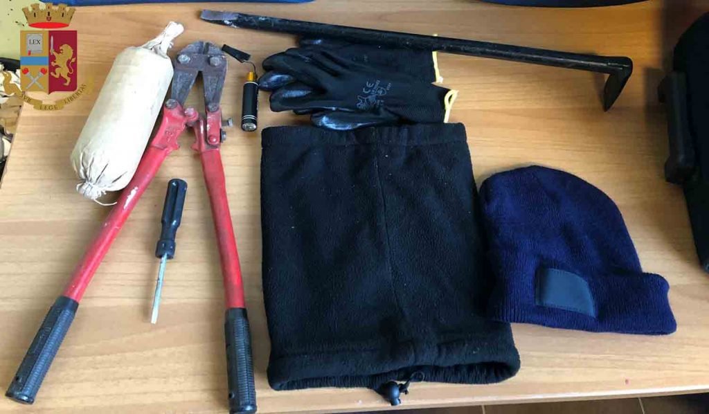 La Polizia arresta due uomini per furto e possesso di esplosivo 2 furto