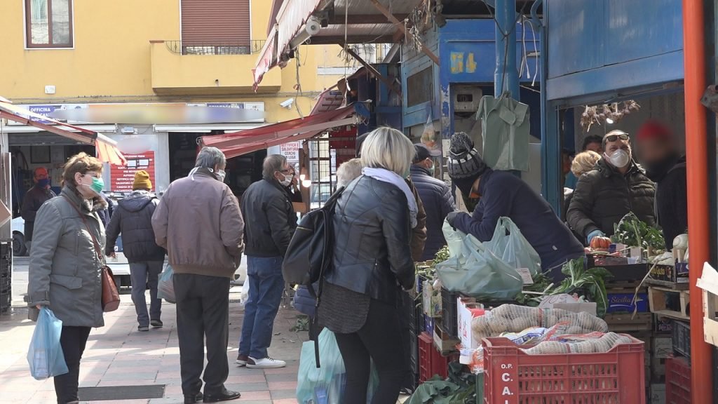 Mercato Sant'Orsola: difficile mantenere le distanze anti contagio, nonostante impegno degli operatori 3 santorsola