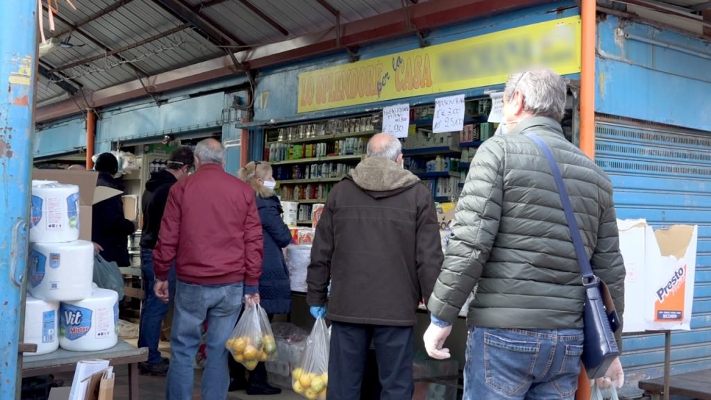 Mercato Sant'Orsola: difficile mantenere le distanze anti contagio, nonostante impegno degli operatori 2 santorsola2