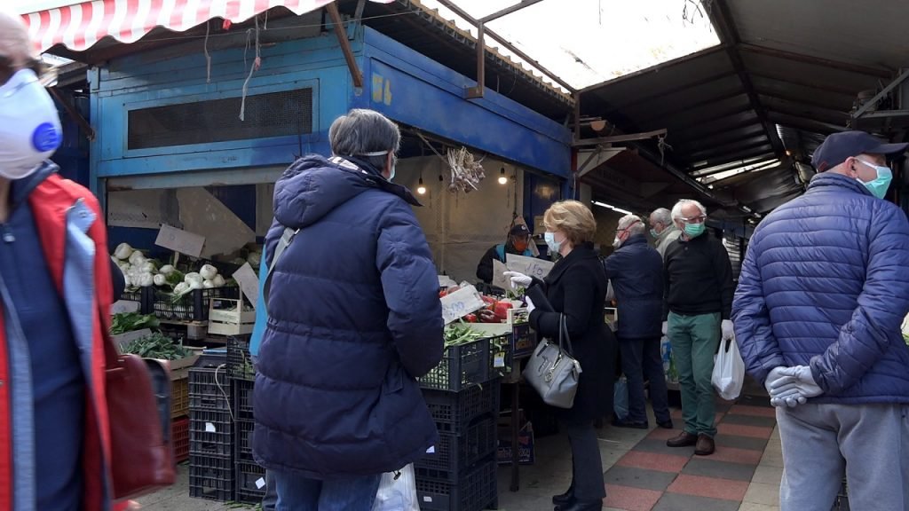 Mercato Sant'Orsola: difficile mantenere le distanze anti contagio, nonostante impegno degli operatori 4 santorsola3