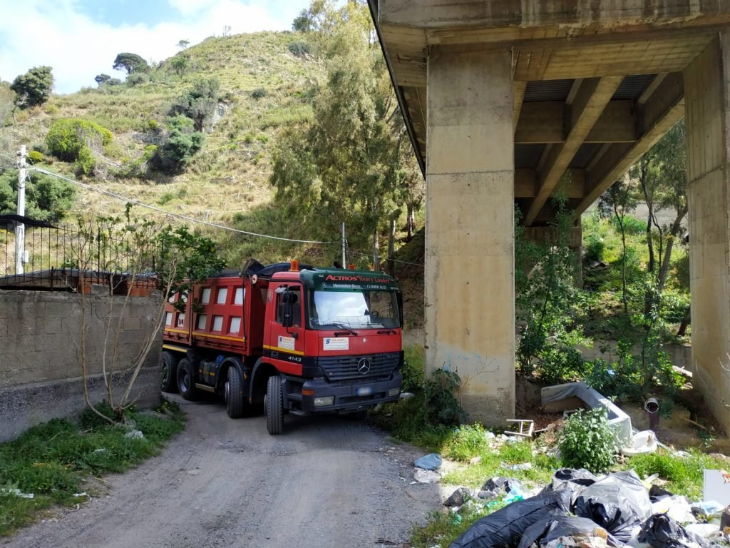Camion scaricava detriti di scarifica nel torrente Ponte Schiavo. Fermato e deferito all'A.G. dalla Polizia Municipale 6 scarifica ponte schiavo 1