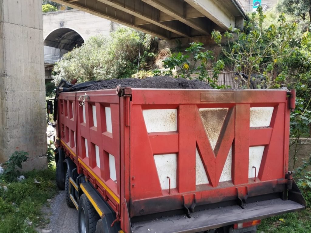 Camion scaricava detriti di scarifica nel torrente Ponte Schiavo. Fermato e deferito all'A.G. dalla Polizia Municipale 2 scarifica ponte schiavo 5