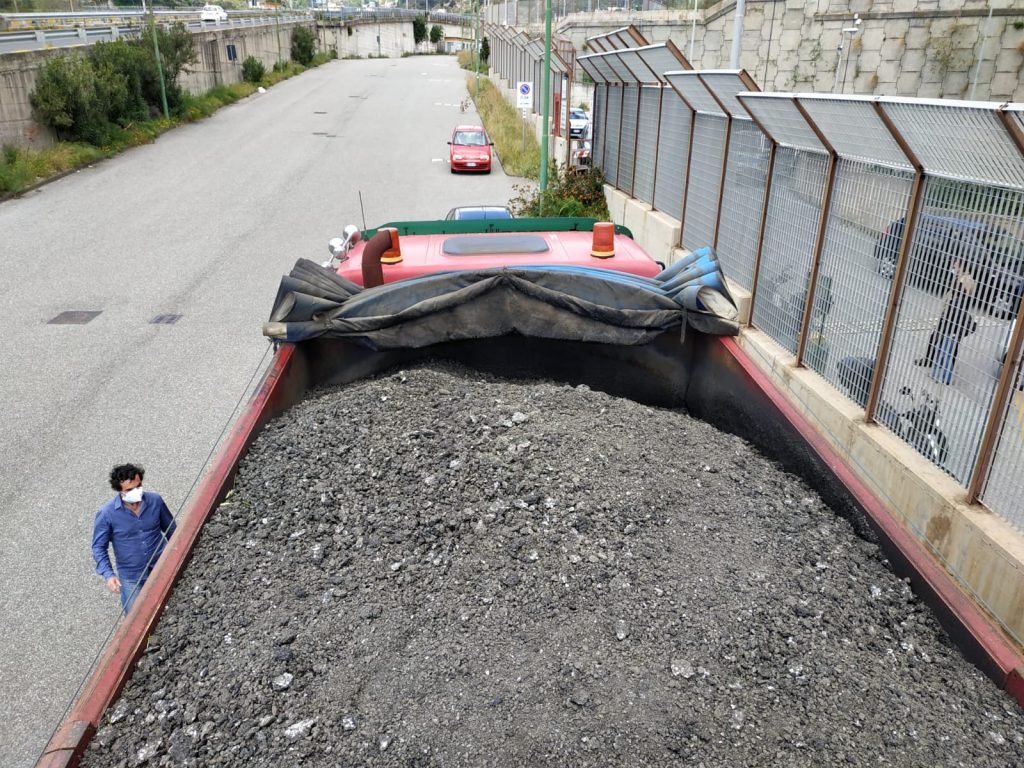 Camion scaricava detriti di scarifica nel torrente Ponte Schiavo. Fermato e deferito all'A.G. dalla Polizia Municipale 4 scarifica ponte schiavo 7