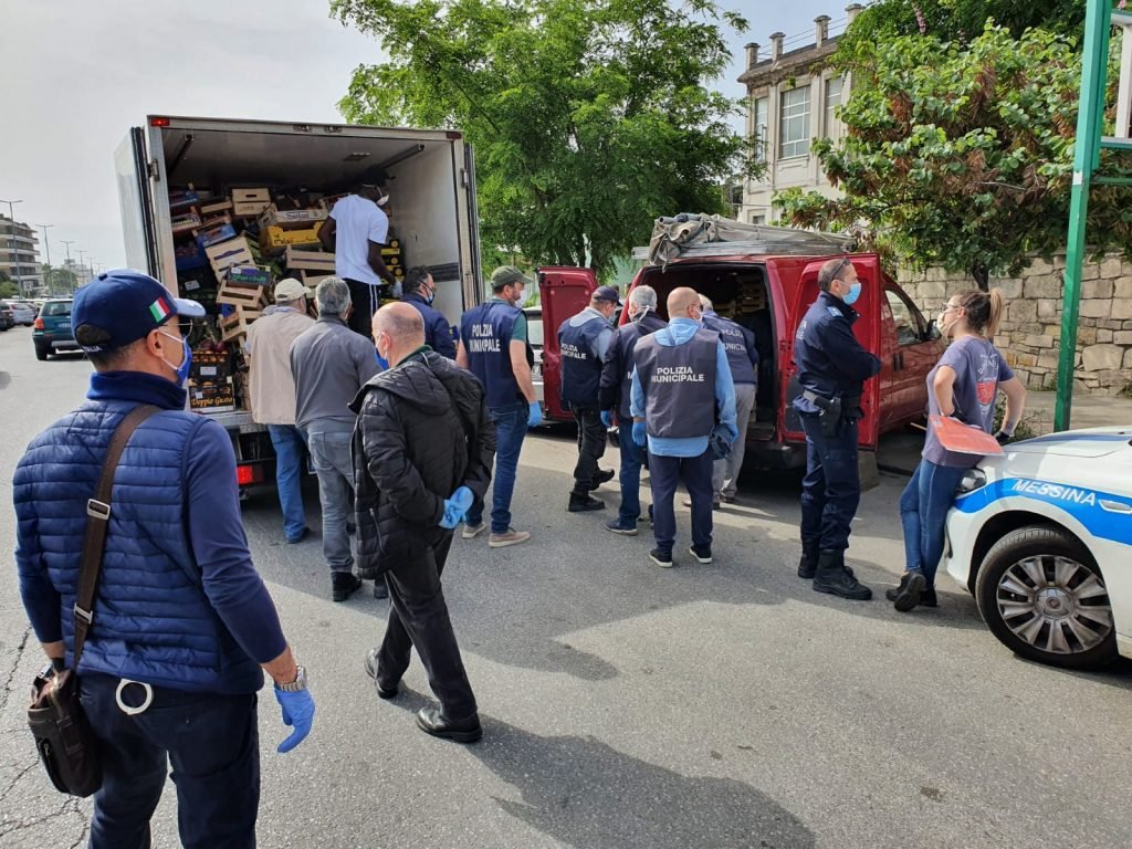 Viale Europa: l'Annona sequestra camion senza targa e frutta e verdura ad ambulante 15 WhatsApp Image 2020 05 16 at 10.04.02 1