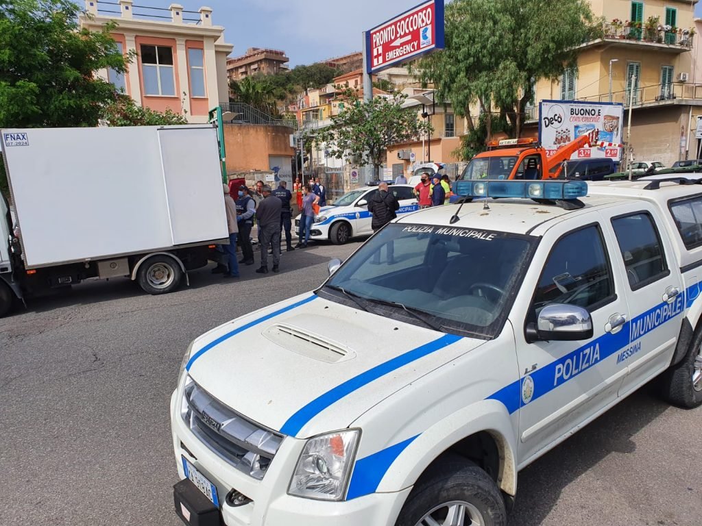 Viale Europa: l'Annona sequestra camion senza targa e frutta e verdura ad ambulante 2 WhatsApp Image 2020 05 16 at 10.04.02