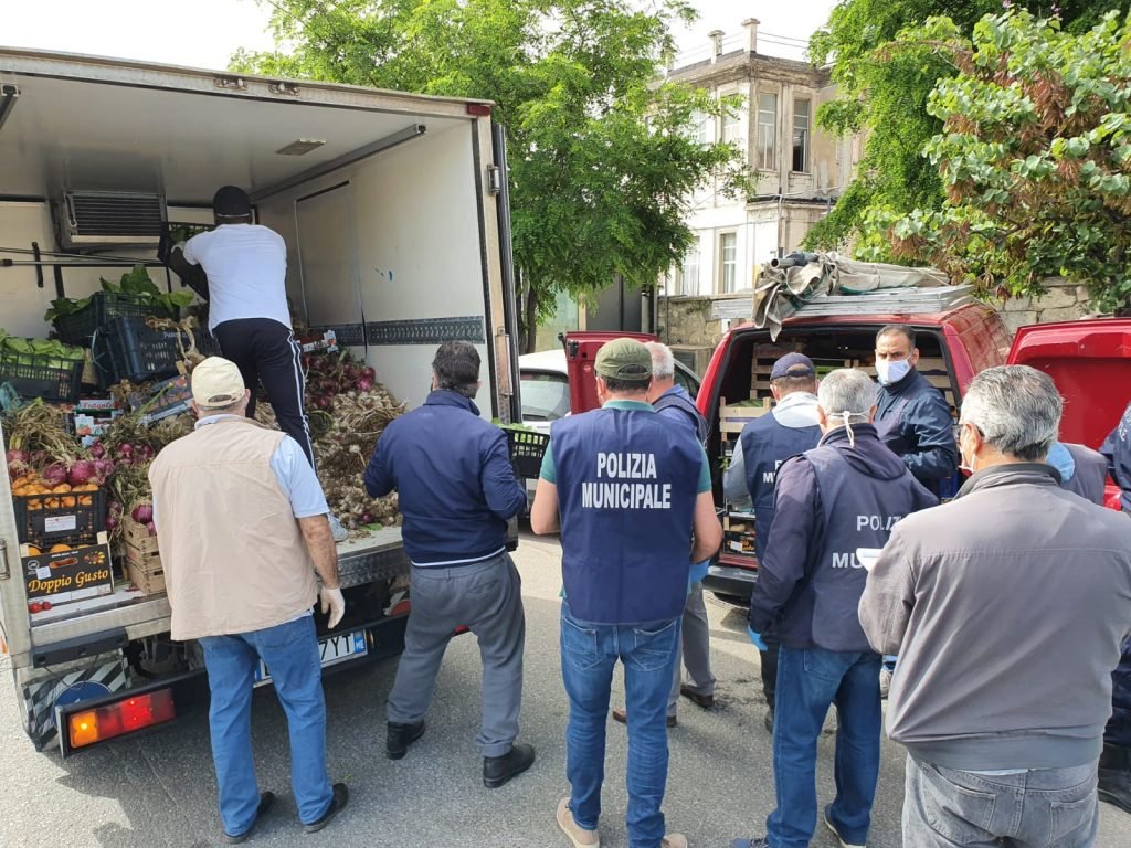 Viale Europa: l'Annona sequestra camion senza targa e frutta e verdura ad ambulante 14 WhatsApp Image 2020 05 16 at 10.04.02 2