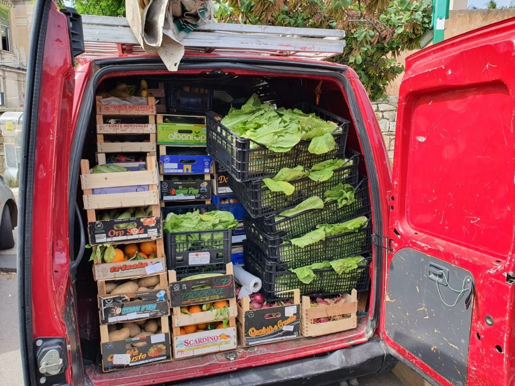 Viale Europa: l'Annona sequestra camion senza targa e frutta e verdura ad ambulante 12 WhatsApp Image 2020 05 16 at 10.04.03 1