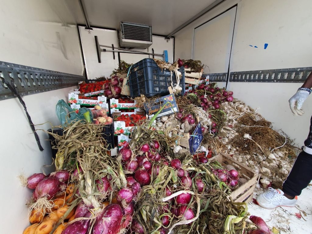 Viale Europa: l'Annona sequestra camion senza targa e frutta e verdura ad ambulante 13 WhatsApp Image 2020 05 16 at 10.04.03