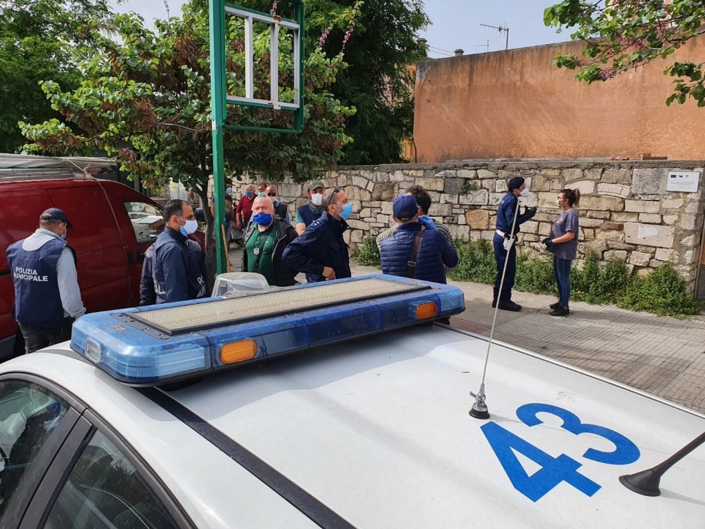 Viale Europa: l'Annona sequestra camion senza targa e frutta e verdura ad ambulante 11 WhatsApp Image 2020 05 16 at 10.04.03 2