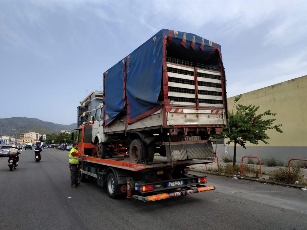 Viale Europa: l'Annona sequestra camion senza targa e frutta e verdura ad ambulante 9 WhatsApp Image 2020 05 16 at 10.08.49