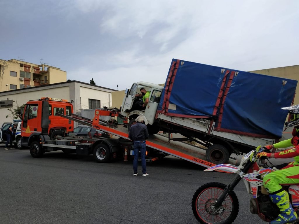 Viale Europa: l'Annona sequestra camion senza targa e frutta e verdura ad ambulante 8 WhatsApp Image 2020 05 16 at 10.08.50