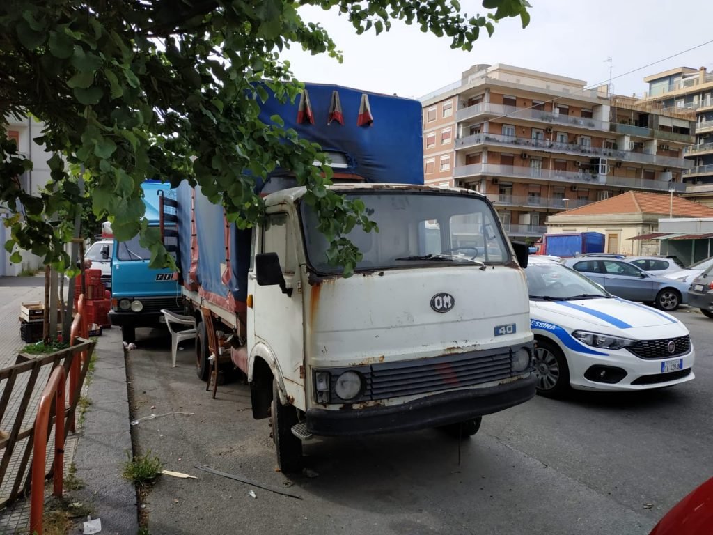 Viale Europa: l'Annona sequestra camion senza targa e frutta e verdura ad ambulante 6 WhatsApp Image 2020 05 16 at 10.08.50 2