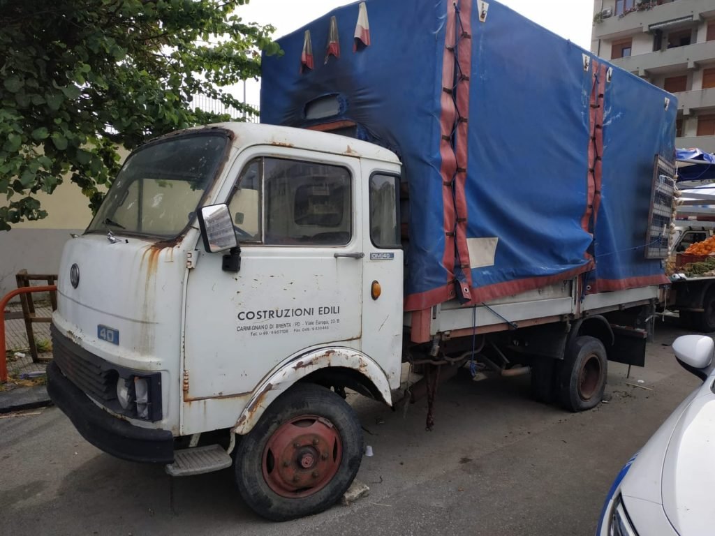 Viale Europa: l'Annona sequestra camion senza targa e frutta e verdura ad ambulante 5 WhatsApp Image 2020 05 16 at 10.08.51