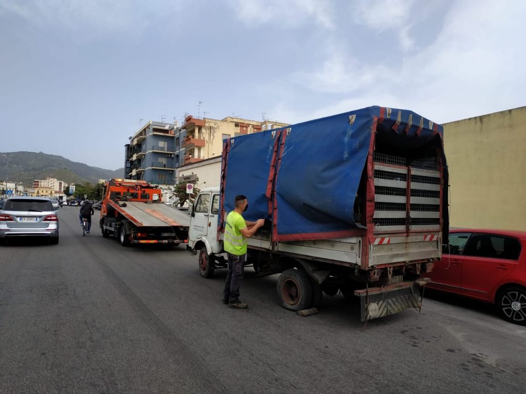 Viale Europa: l'Annona sequestra camion senza targa e frutta e verdura ad ambulante 3 WhatsApp Image 2020 05 16 at 10.08.51 2