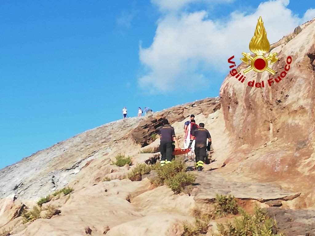 Eolie - Vulcano, soccorso un escursionista dai Vigili del Fuoco 2 1C1A5A6C 9AD9 45EC A8FD 3852678E86DD