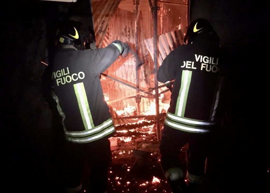 VIDEO - NASO (Me) - Casa in fiamme, i vigili del fuoco salvano cane intrappolato 3 Eje6MlKWsAAK4xc