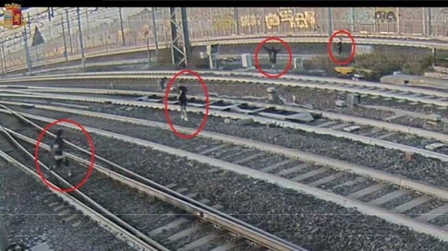 DAREDEVIL SELFIE: la stupidità mortale. Denunciati due minori stesi sulle rotaie 2 daredevil selfie 653x367 1