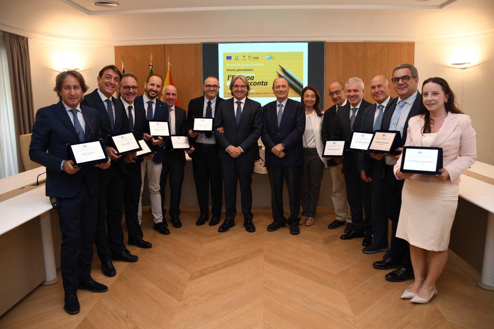 Presidente Renato Schifani con i premiati della seconda edizione voce di Sicilia